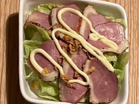 燻製かも肉のオニオンサラダ